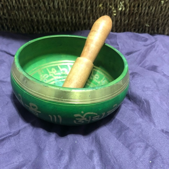 Green Tibetian Singing Bowl with Wooden Mallet - Picture 11 of 11